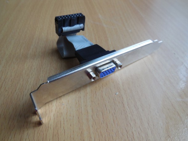 VGA konektor (modrý, 15pinový D-sub)