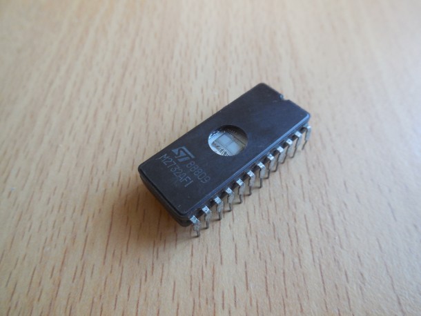 STMicroelectronics M2732AF1