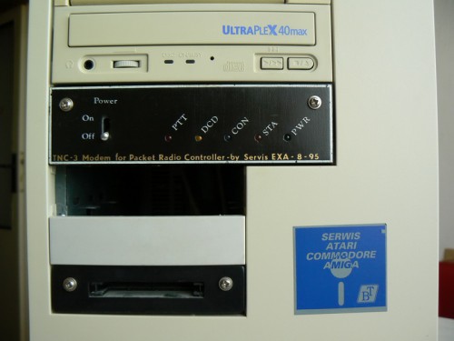 Zde na tomto obrázku je vidět ve spodní 3.5 pozici vyvedená PCMCIA.